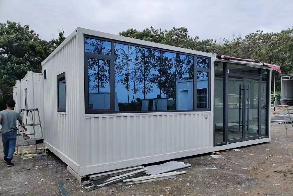 为什么越来越多的工地选择住人集装箱房？